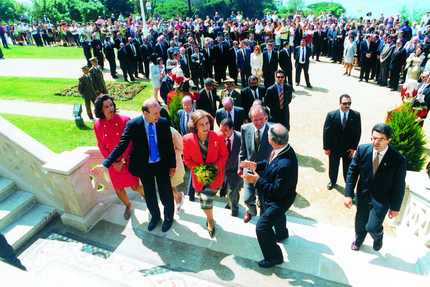 Los Reyes visitan el Palacio de la Magdalena el día de su reinauguración acompañados por el presidente de Cantabria en aquel momento (año 1995), Juan Hormaechea, y el alcalde de Santander, Manuel Huerta