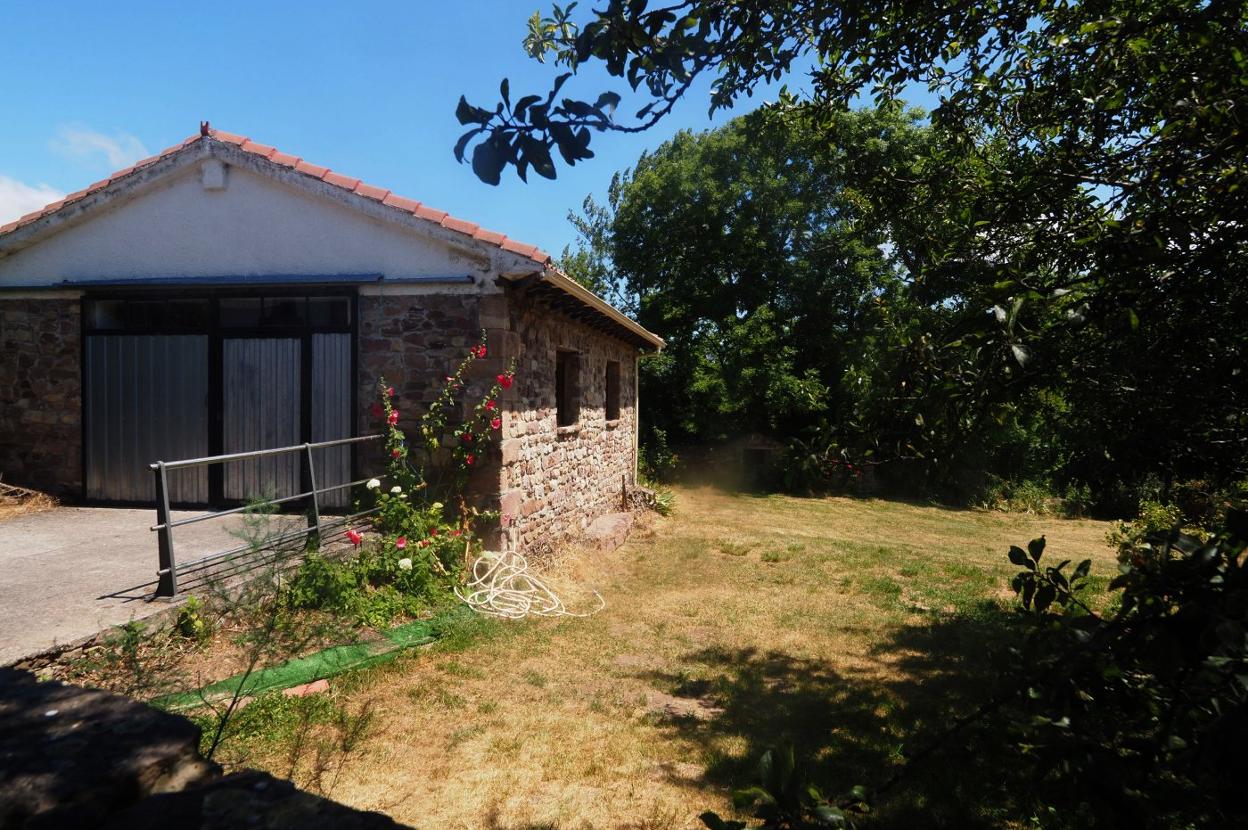 Imagen de la casa del pueblo de Soto, en Campoo de Suso, donde se reunieron la veintena de jóvenes para celebrar un cumpleaños. 