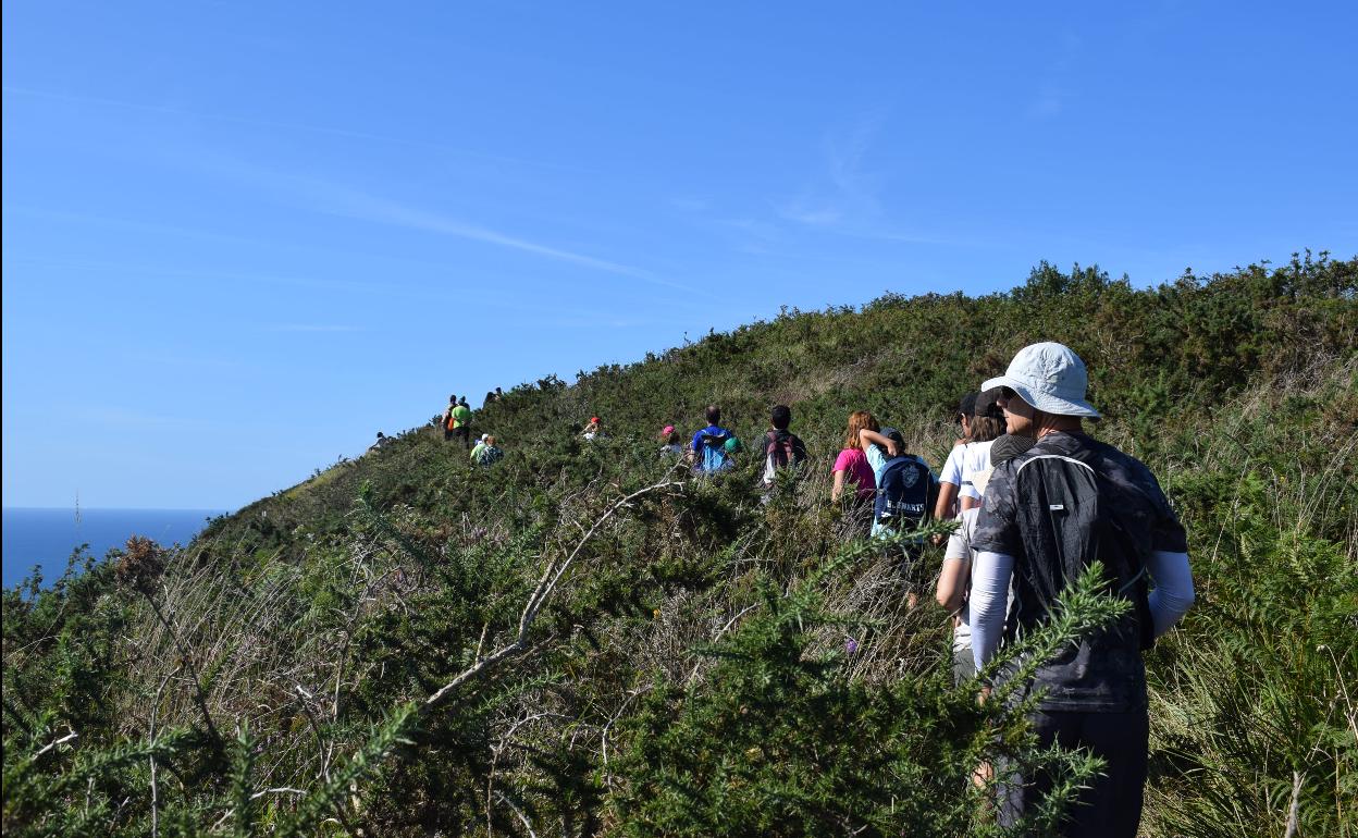 Piélagos organiza cada viernes rutas guiadas a pie por La Picota y el Monte Tolio