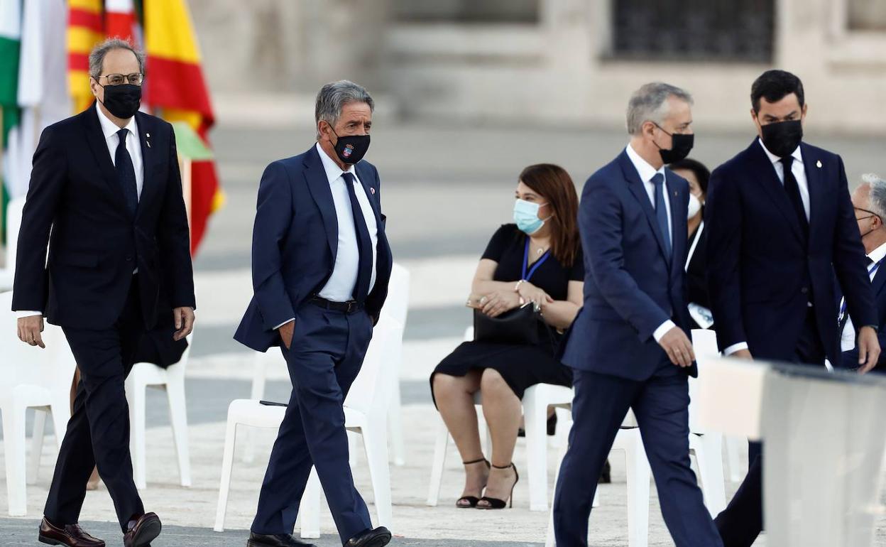 Revilla, delante de Torra, en el funeral de Estado por las víctimas de covid.