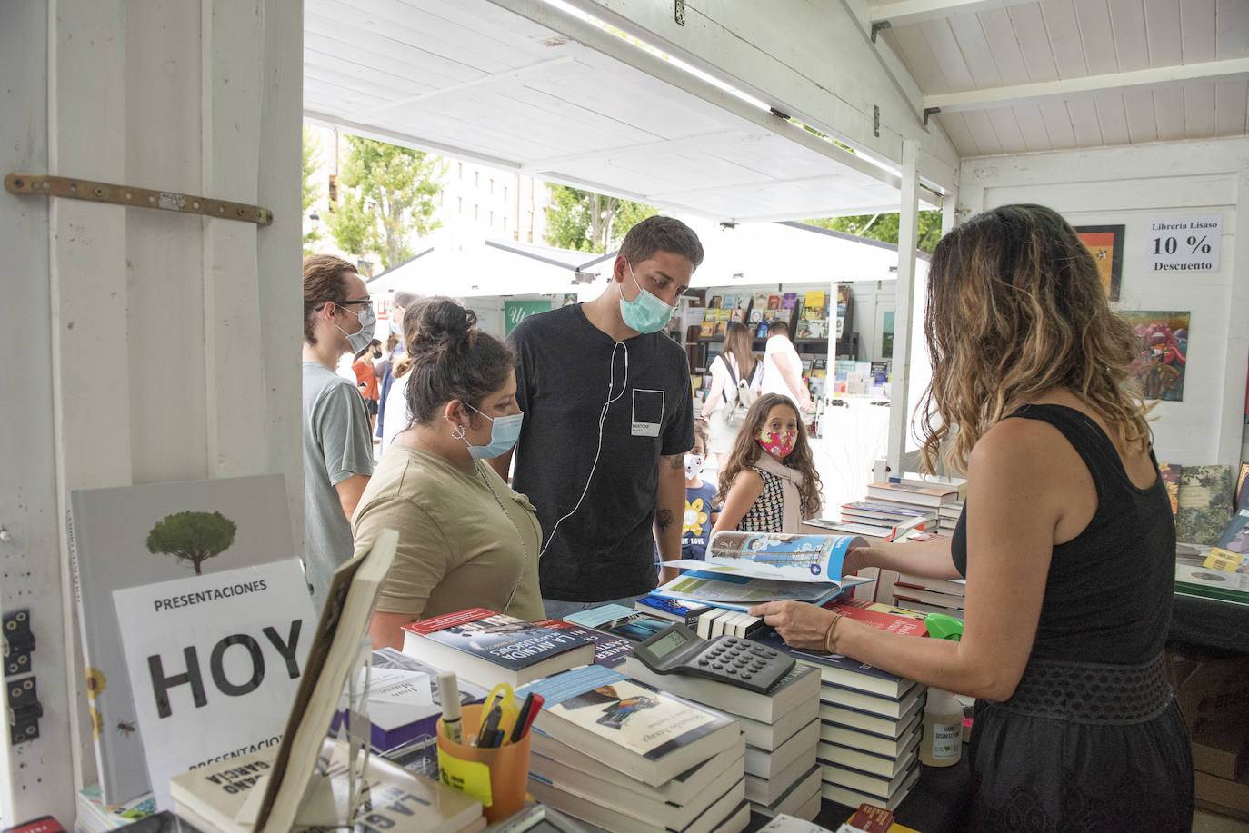 La XXXIX Feria del Libro de Santander y Cantabria ha abierto hoy sus puertas y se desarrollará hasta el próximo 2 de agosto, con la participación de 12 librerías cántabras así como del Gremio de Editores de Cantabria y el colectivo de editores independientes y la celebración de encuentros y actividades paralelas.