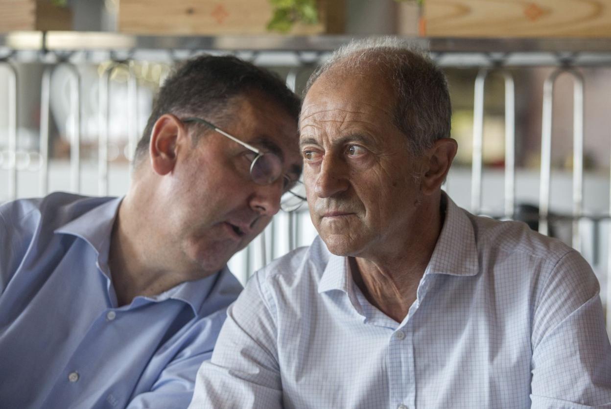 El analista Cali Trueba conversa con José Mari Amorrortu en la presentación del pasado martes