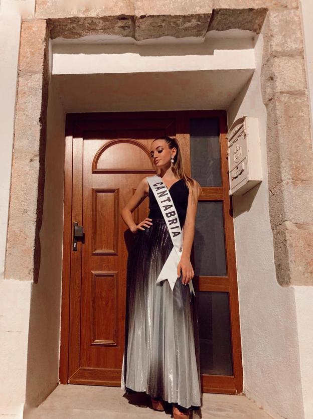 La joven miss posa con la banda oficial de Cantabria.