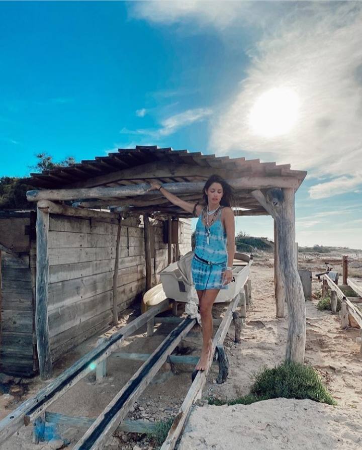 Blancos, de colores llamativos, con estampados florales, lunares, rayas, 'tie-dye'... Los vestidos son los grandes aliados de nuestro armario cada verano y la opción estilística más acertada si lo que buscas es comodidad, un look fresco y, a la vez, estiloso. Una apuesta sencilla y perfecta para lucir frente al calor, a la que cada temporada estival se apuntan la mayoría de famosas e 'influencers'. Por eso, ya hemos fichado los mejores diseños que han elegido esta temporada. Desde Marta Hazas a María Pombo, pasando por Cristina Pedroche o Lucía Rivera, entre otras. Estos son los mejores vestidos que han lucido durante estas vacaciones.