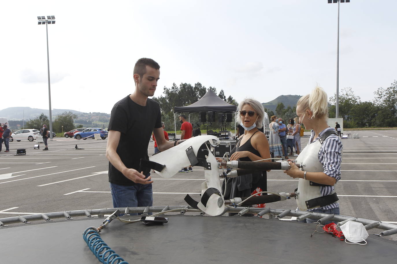 Preparativos del espectáculo 'Nova Normalitat' que se desarrollará en aparcamiento del Hospital Sierrallana, y que será también el primer lugar que acogerá fuera de Cataluña esta función, diseñada para representarse al aire libre en los centros hospitalarios y para homenajear al personal sanitario que ha trabajado para frenar la pandemia del coronavirus 