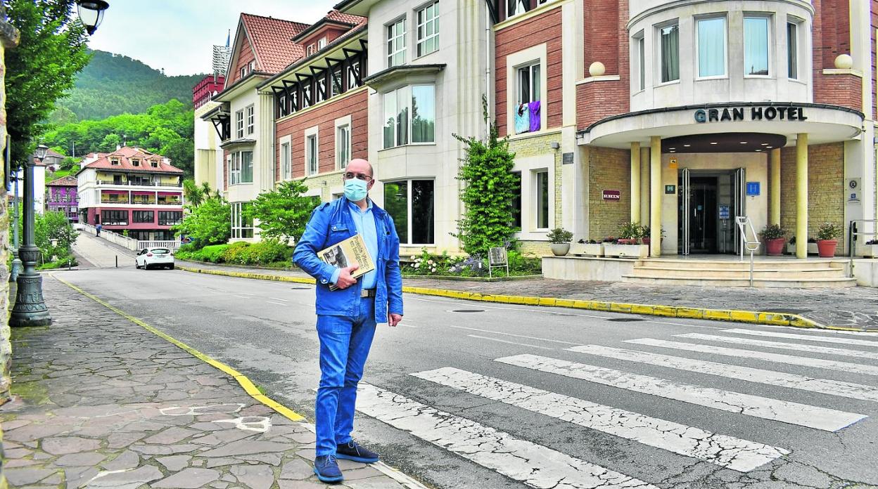 Pedro de la Vega, en la entrada principal del Gran Hotel y el balneario. cavia