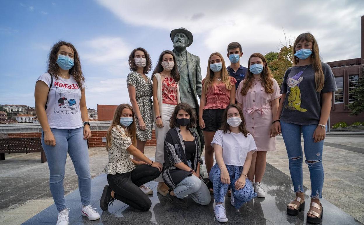 Los alumnos que han obtenido las diez mejores calificaciones en la EBAU 2020 posan en la Plaza de la Ciencia. De pie, y de izqda. a dcha., Ana Laborda, Elena y Carmen de la Iglesia, María del Castillo, Alejandro González, Lucía Herreros y Laura Martí. En primer término, Laura Pajares, Helva Herrero y Marina Gutiérrez. 