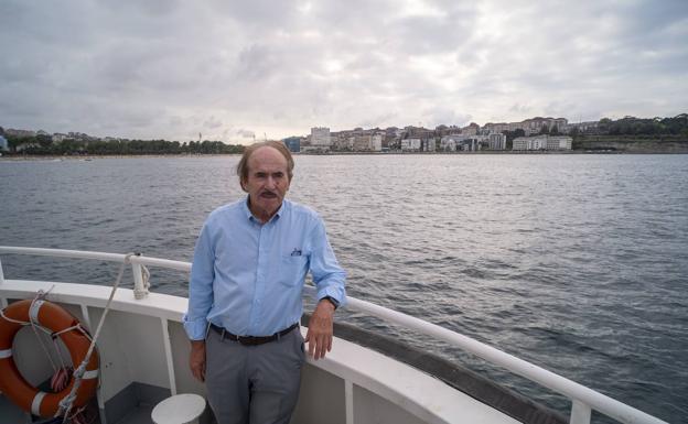 Rafael Bedia abordo del barco que lleva a los ciudadanos a ver los fuegos artificiales hasta El Sardinero. 