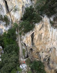 Imagen secundaria 2 - Rescatado un joven con síntomas de agotamiento en el Faro del Caballo