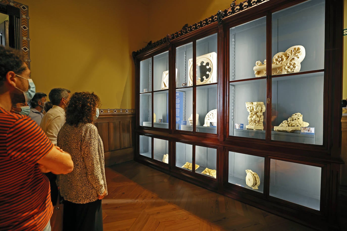 La exposición 'Palacio de verano' esta integrada por 15 obras de la Colección Norte del Gobierno de Cantabria y que refleja el contexto temporal en el que se produjo la construcción del Palacio de Sobrellano, en Comillas.