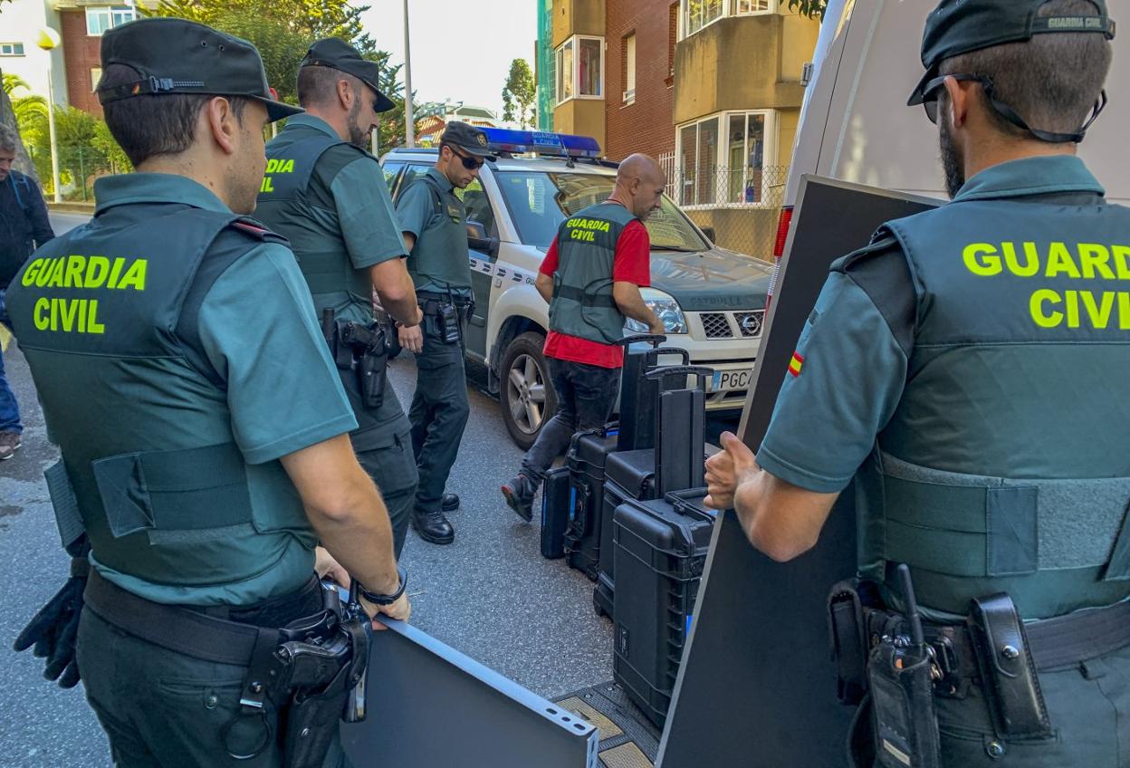 Agentes de la Guardia Civil durante una de la intervenciones de la investigación del crimen.