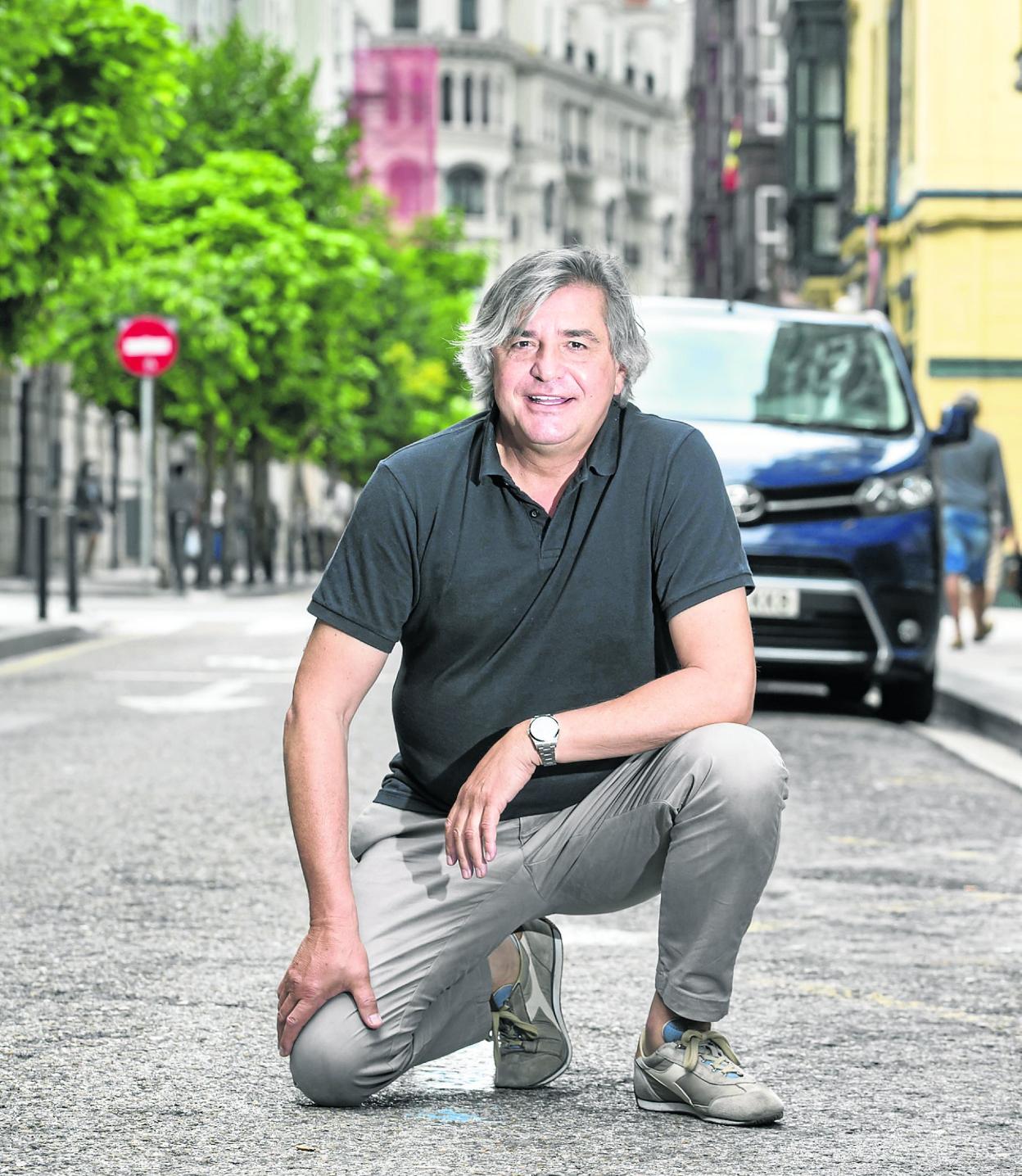 Carlos Crespo en la calle Hernán Cortés, donde tiene su restaurante Días de Sur.