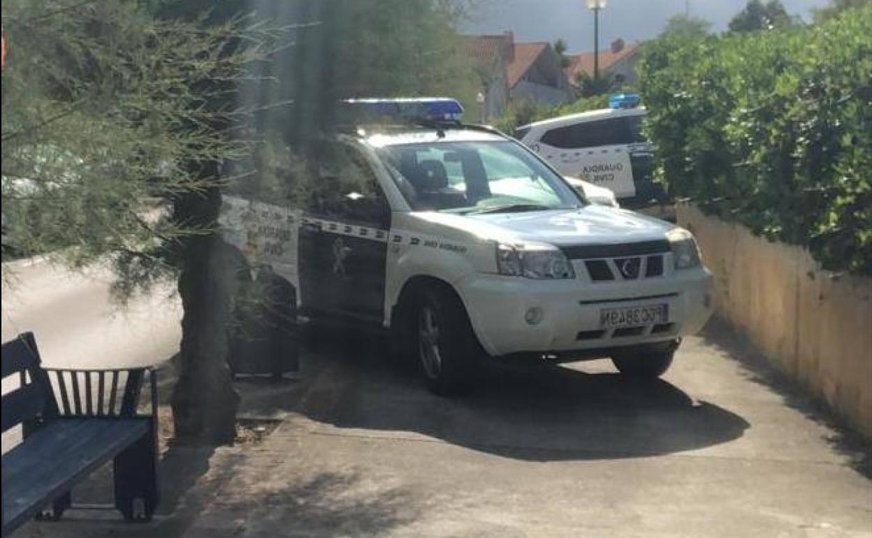 Despliegue de la Guardia Civil en Mogro esta mañana.