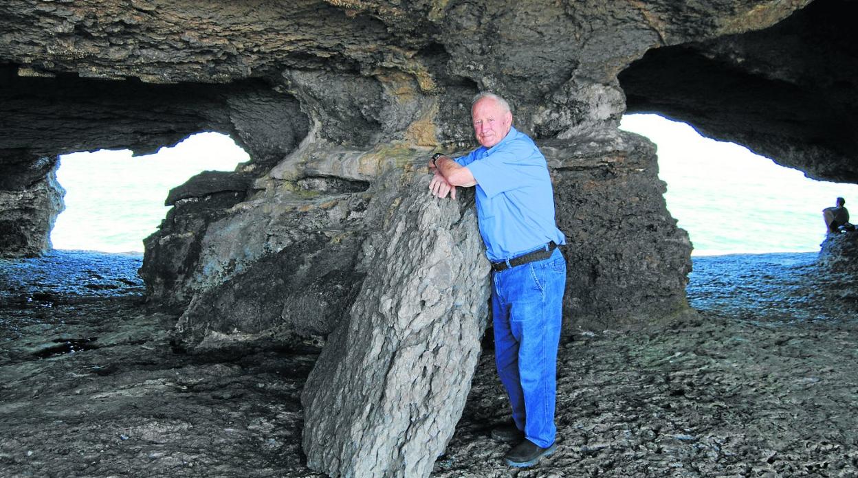 Ángel Cagigas, 'Cani', se ha pasado gran parte de su vida pescando a caña y entre las rocas de la costa de Ajo. 