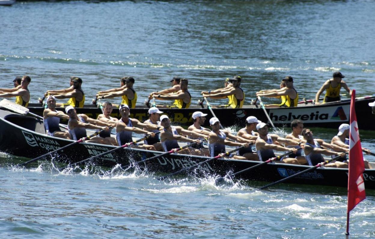 Pedreña, en primer término, sale de una maniobra en la regata de ayer en Pasajes. DV