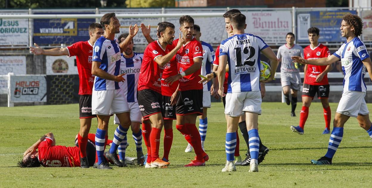 Los jugadores de Laredo y Gimnástica discuten tras una falta sobre Felipe Peredo. luis palomeque