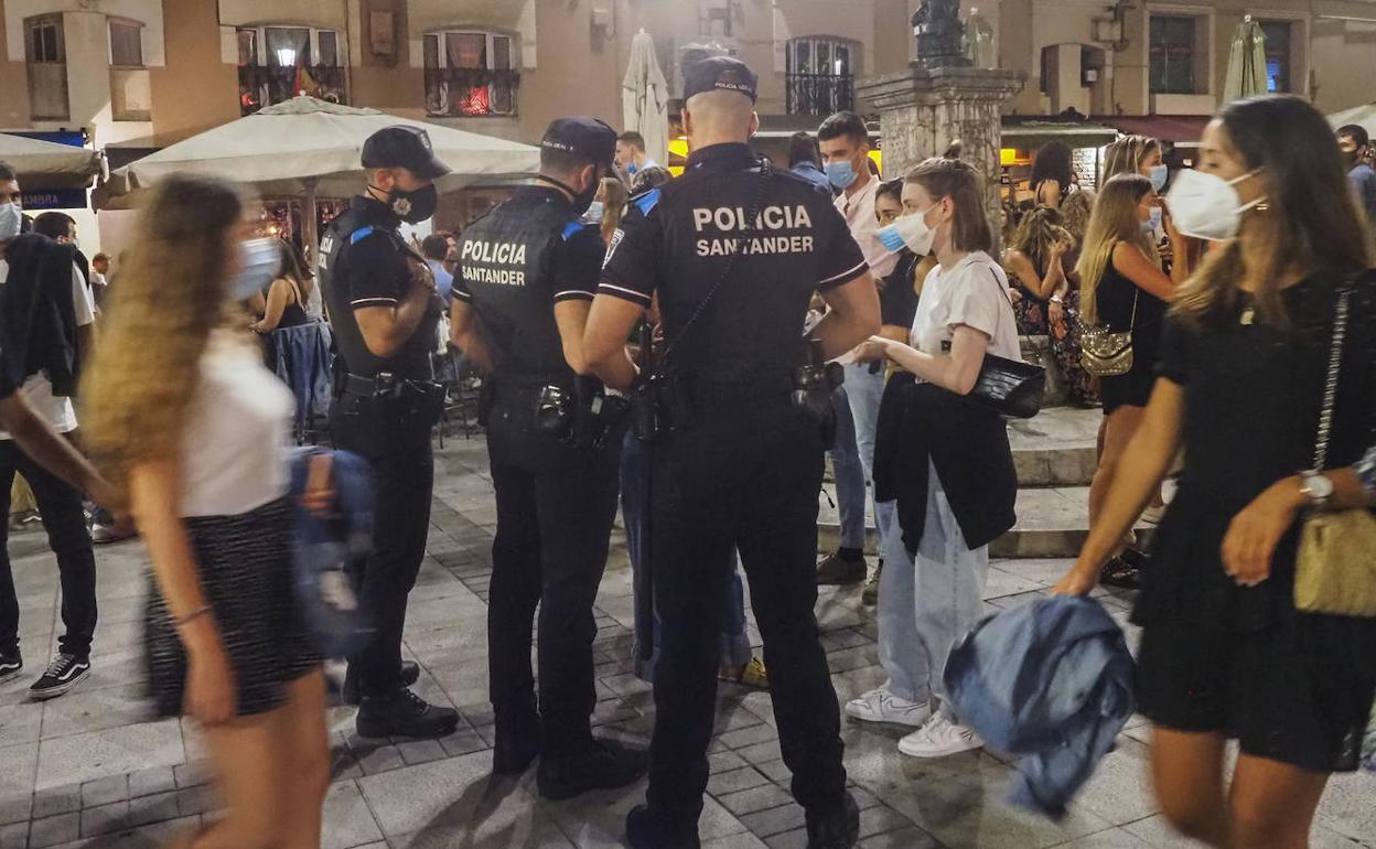 Policías identificando gente en Cañadío.