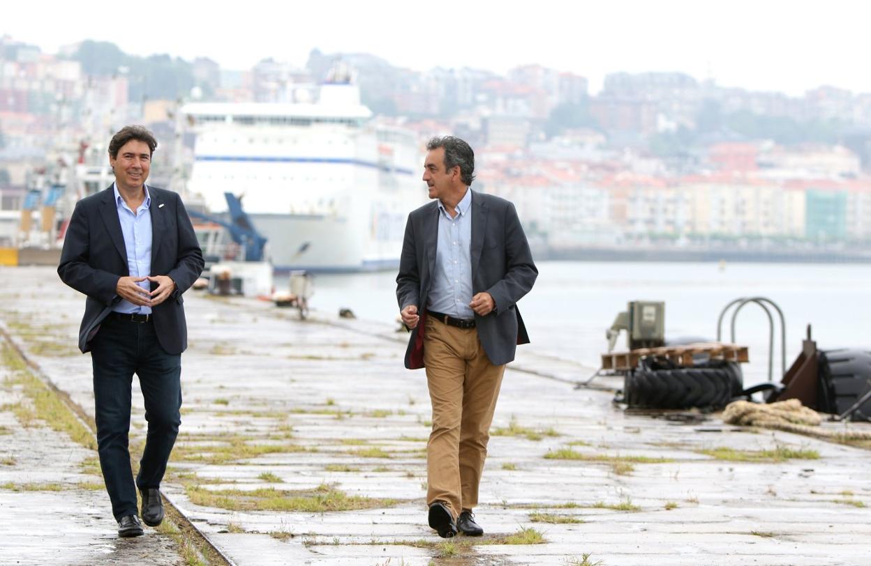 Jaime González y Francisco Martín (derecha) en los muelles del Puerto de Santander. 