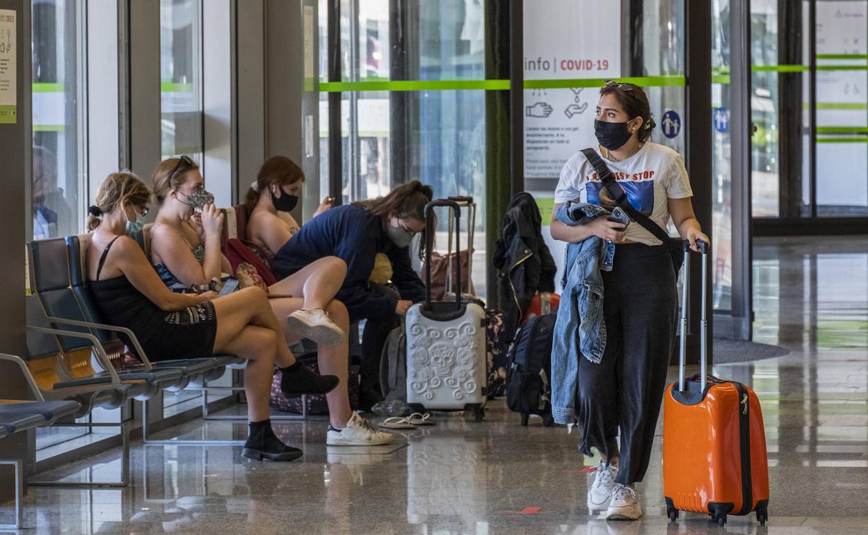 Un grupo de viajeros hace tiempo para tomar su vuelo en el aeropuerto de Santander