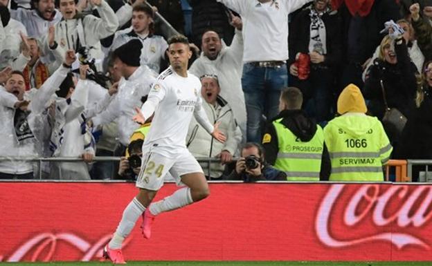 Mariano Díaz cerlebra un gol con el Real Madrid. 