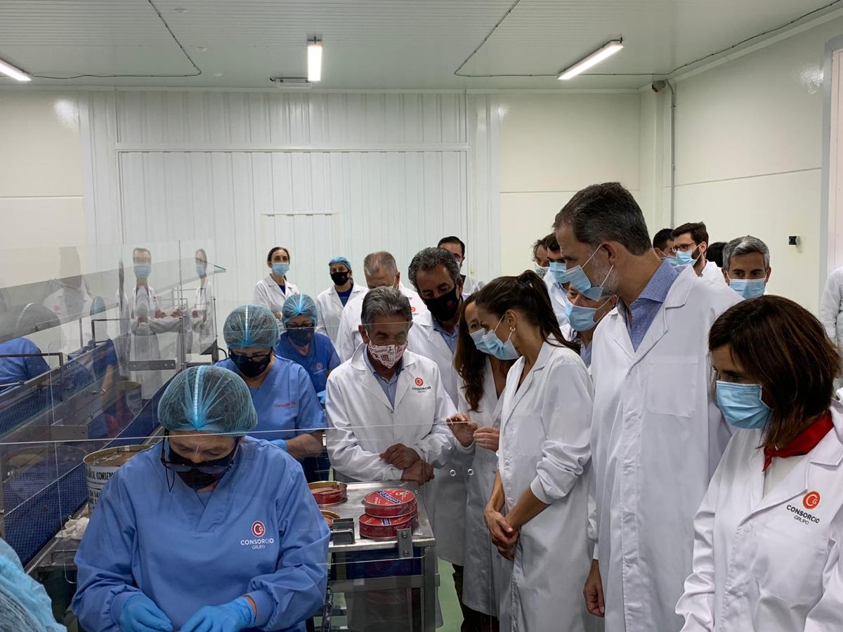 Fotos: Felipe y Letizia, entre rederas y anchoas en Santoña