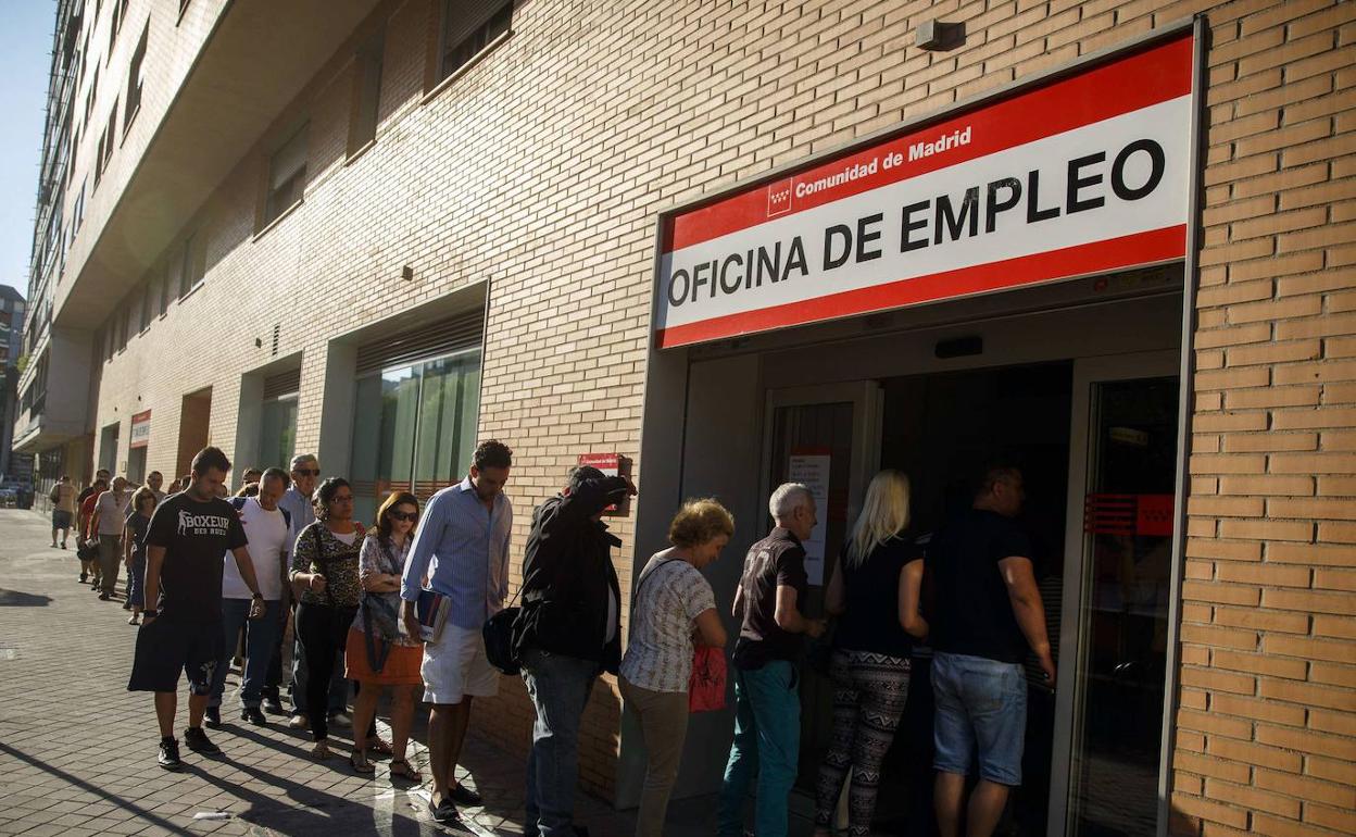 Cola en una oficina de empleo 