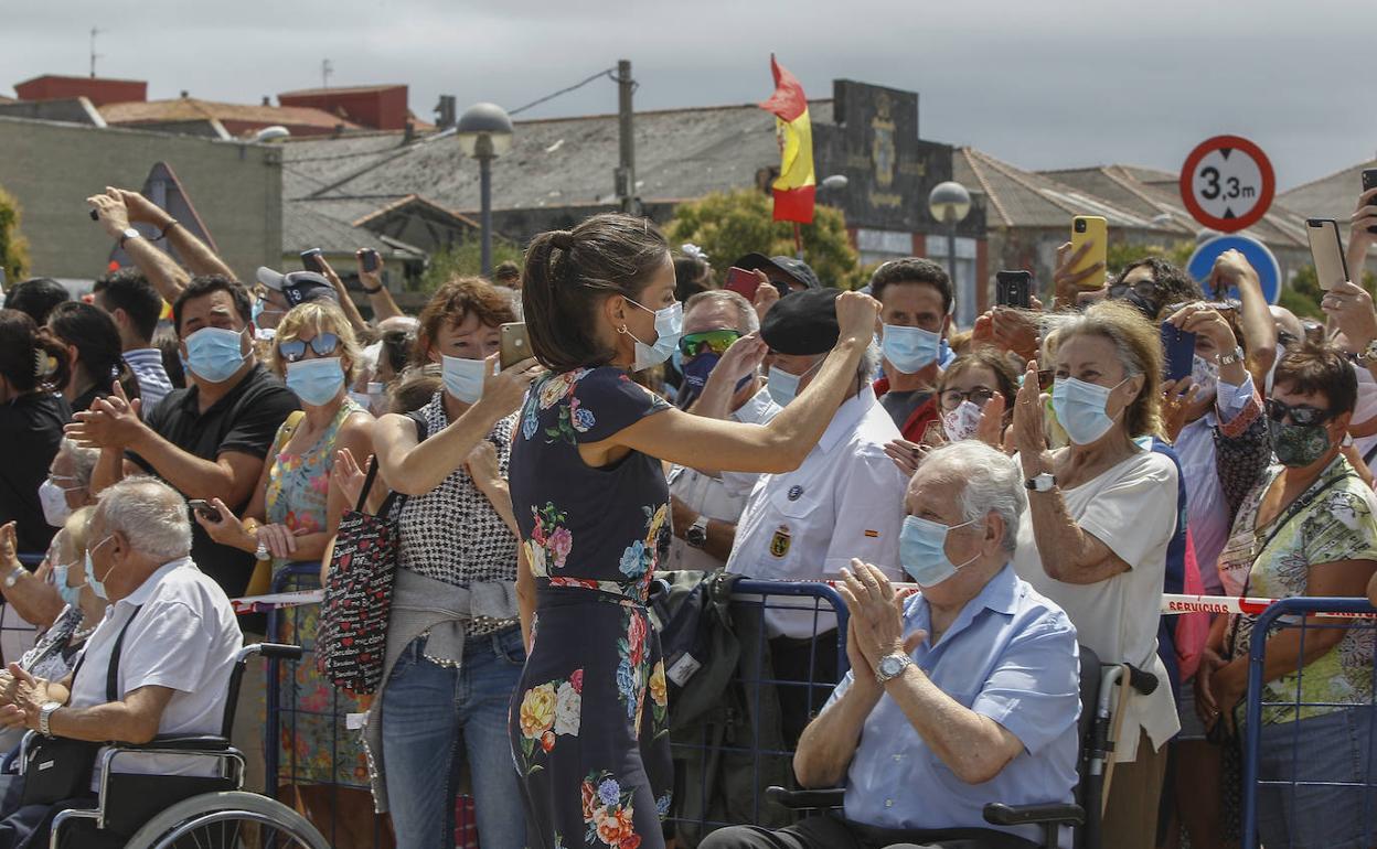 La Reina saluda a los santoñeses a su llegada.