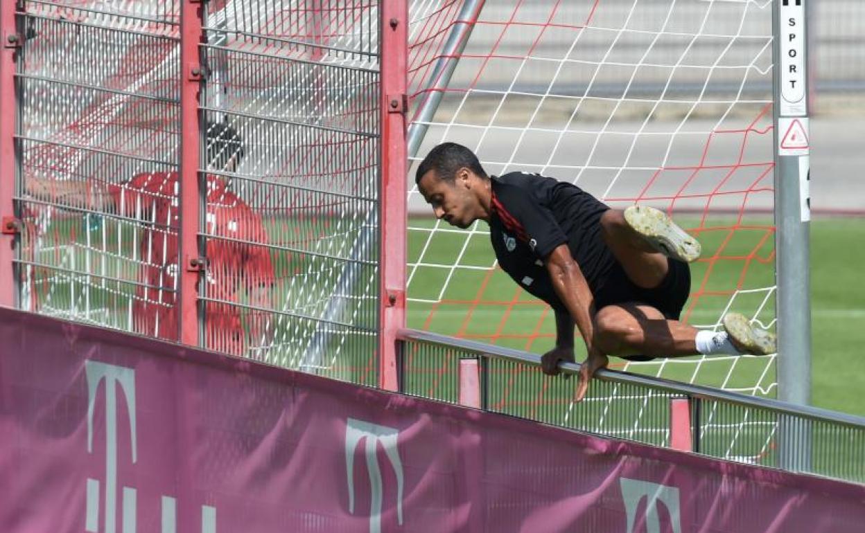 Thiago Alcántara se ejercita con el Bayern para preparar la Champions. 