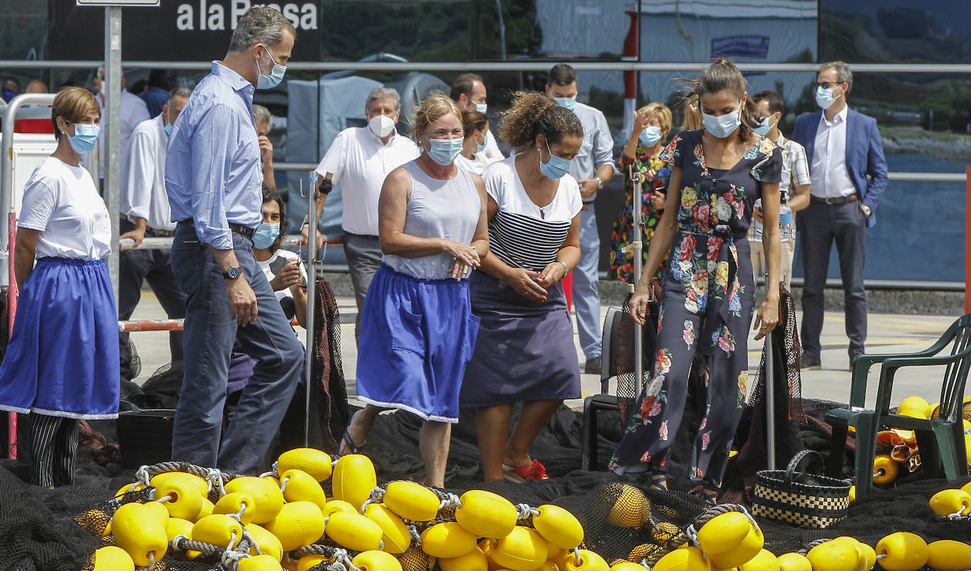 Fotos: Felipe y Letizia, entre rederas y anchoas en Santoña