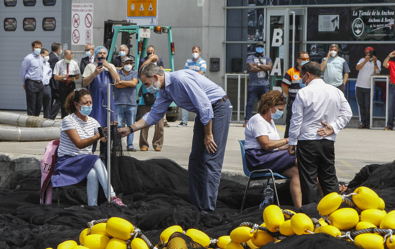 Fotos: Felipe y Letizia, entre rederas y anchoas en Santoña