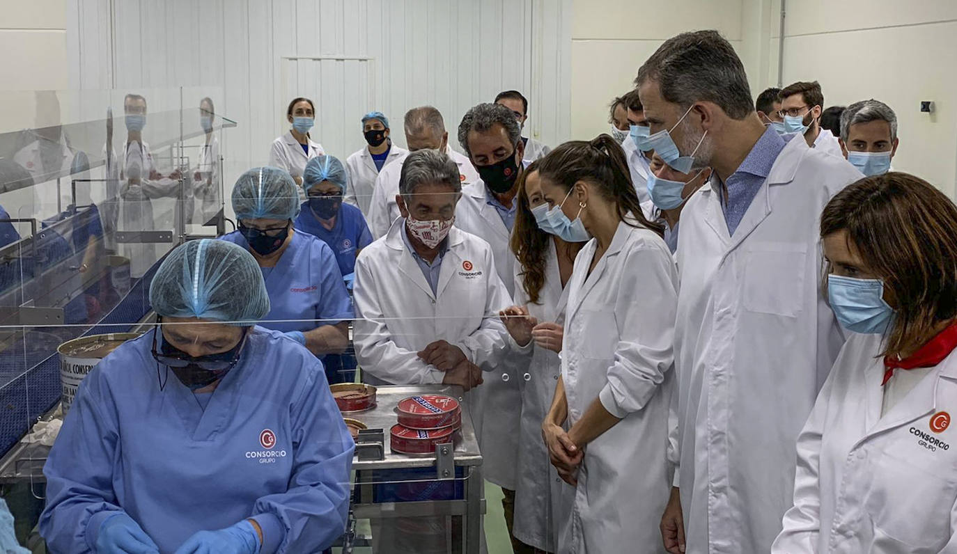 Fotos: Felipe y Letizia, entre rederas y anchoas en Santoña