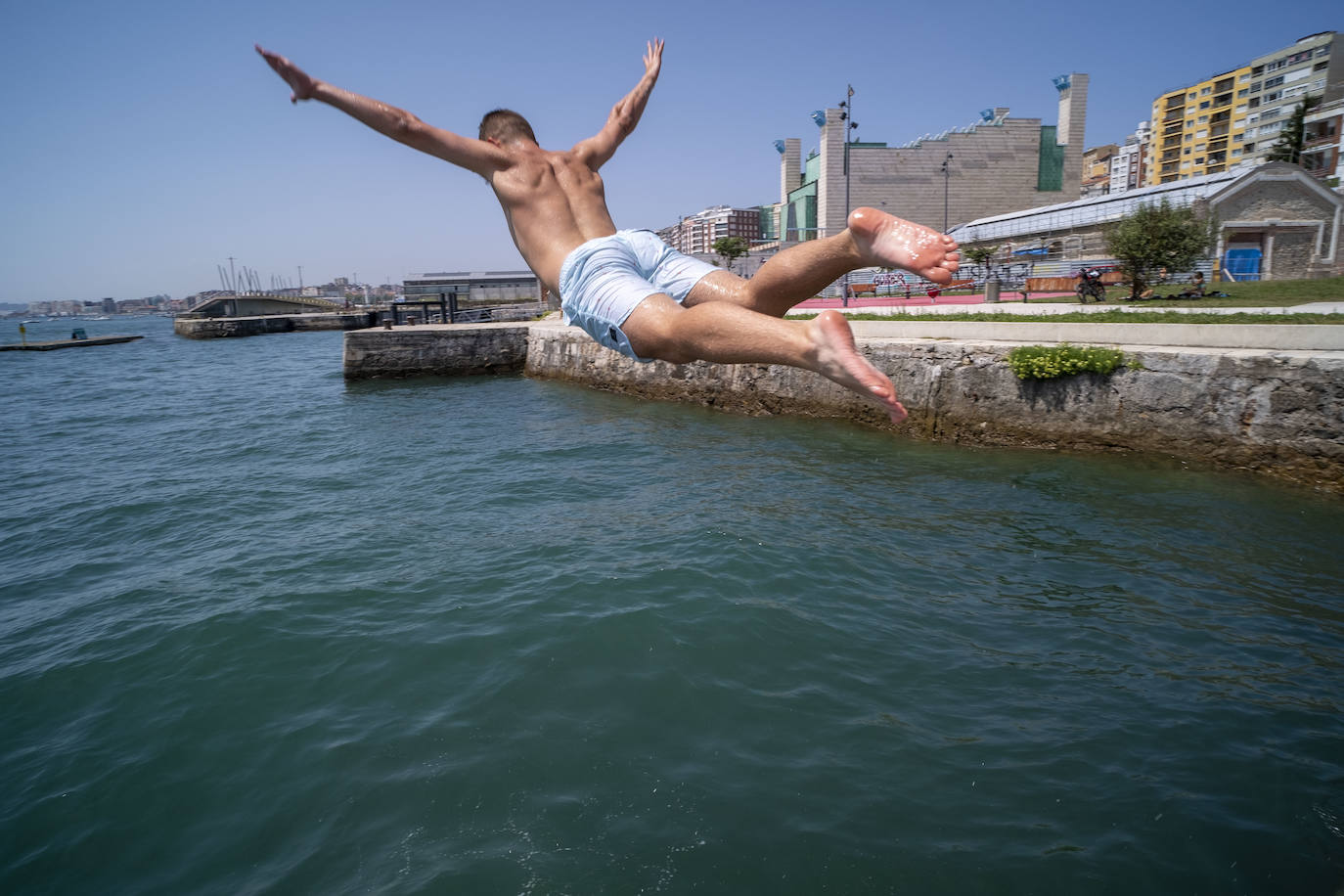 La capital alcanza su récord de calor de este verano con muchos arenales al máximo de ocupación, mientras el sur y el interior de la región sobrepasa los 30 grados 