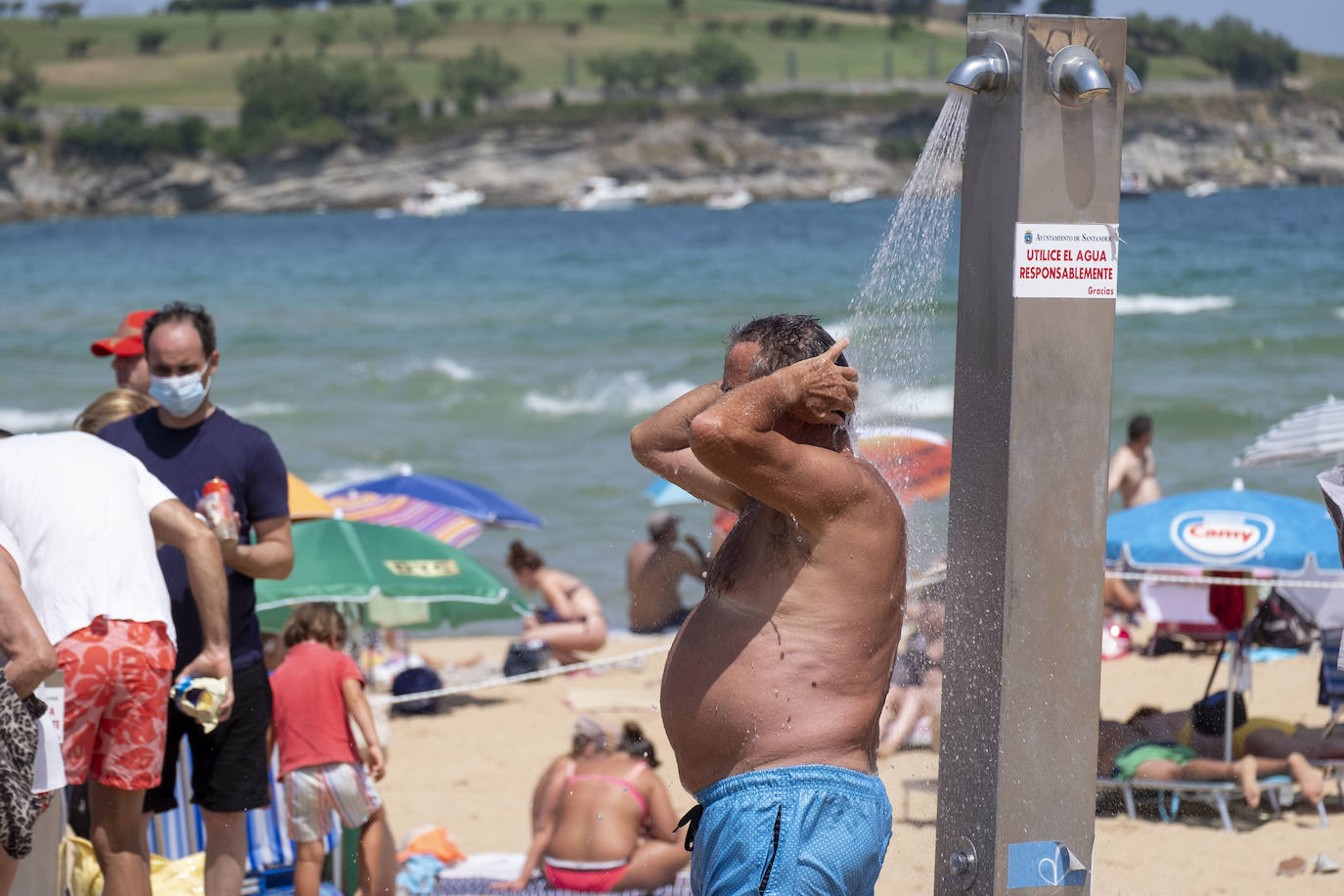 La capital alcanza su récord de calor de este verano con muchos arenales al máximo de ocupación, mientras el sur y el interior de la región sobrepasa los 30 grados 