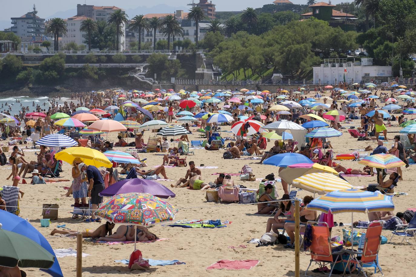 La capital alcanza su récord de calor de este verano con muchos arenales al máximo de ocupación, mientras el sur y el interior de la región sobrepasa los 30 grados 