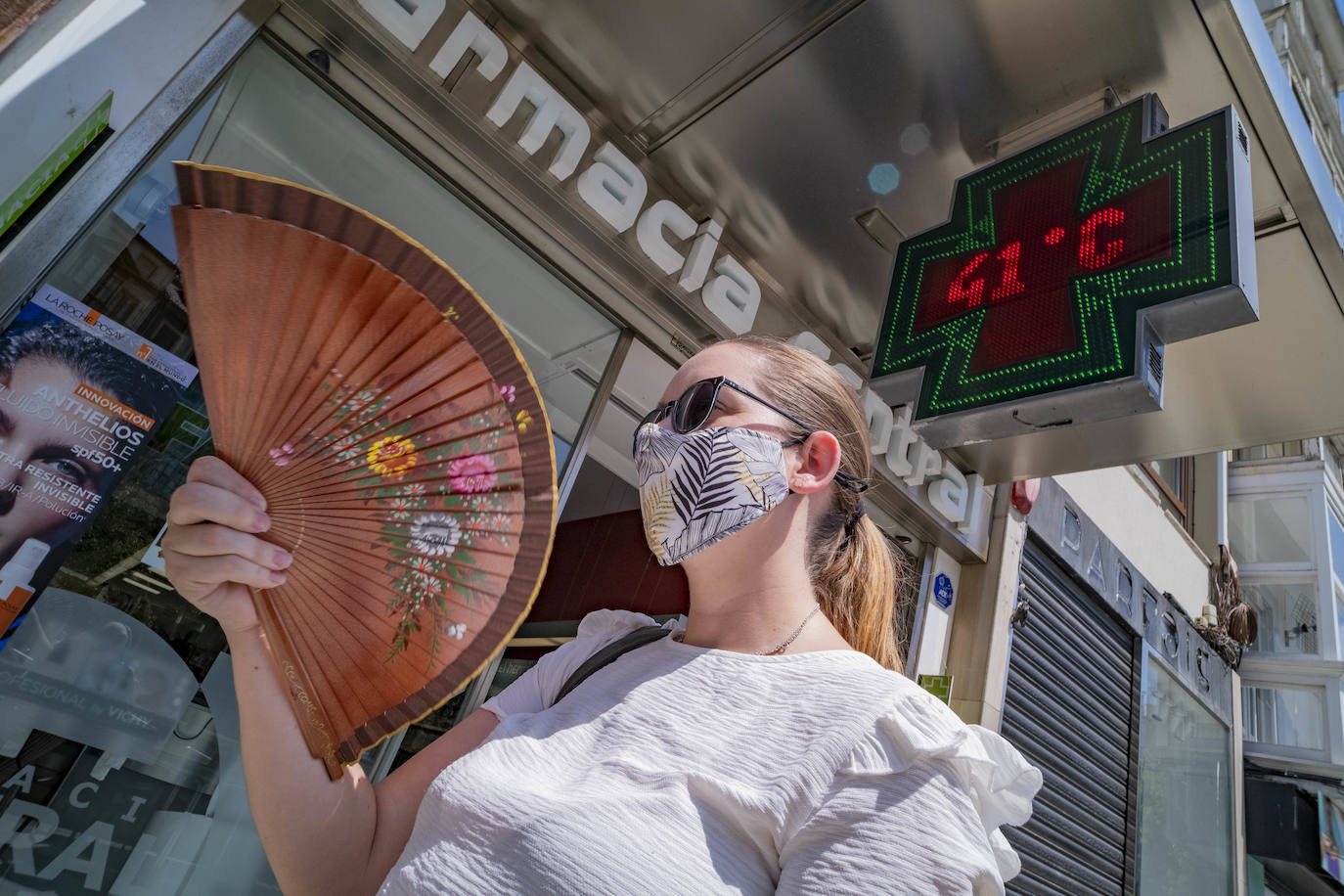 La capital alcanza su récord de calor de este verano con muchos arenales al máximo de ocupación, mientras el sur y el interior de la región sobrepasa los 30 grados 