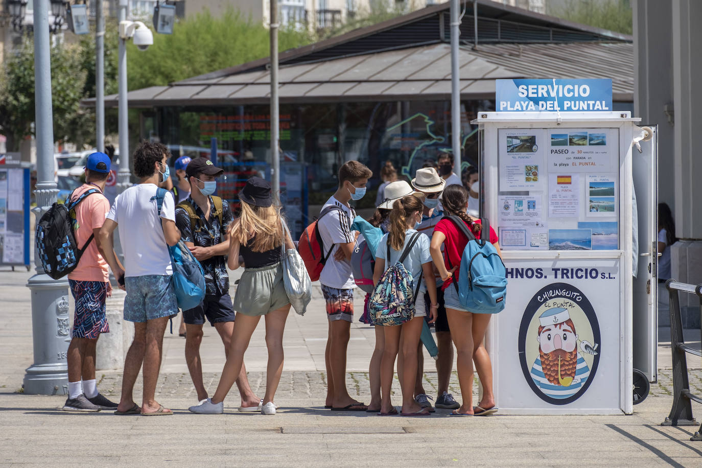 La capital alcanza su récord de calor de este verano con muchos arenales al máximo de ocupación, mientras el sur y el interior de la región sobrepasa los 30 grados 