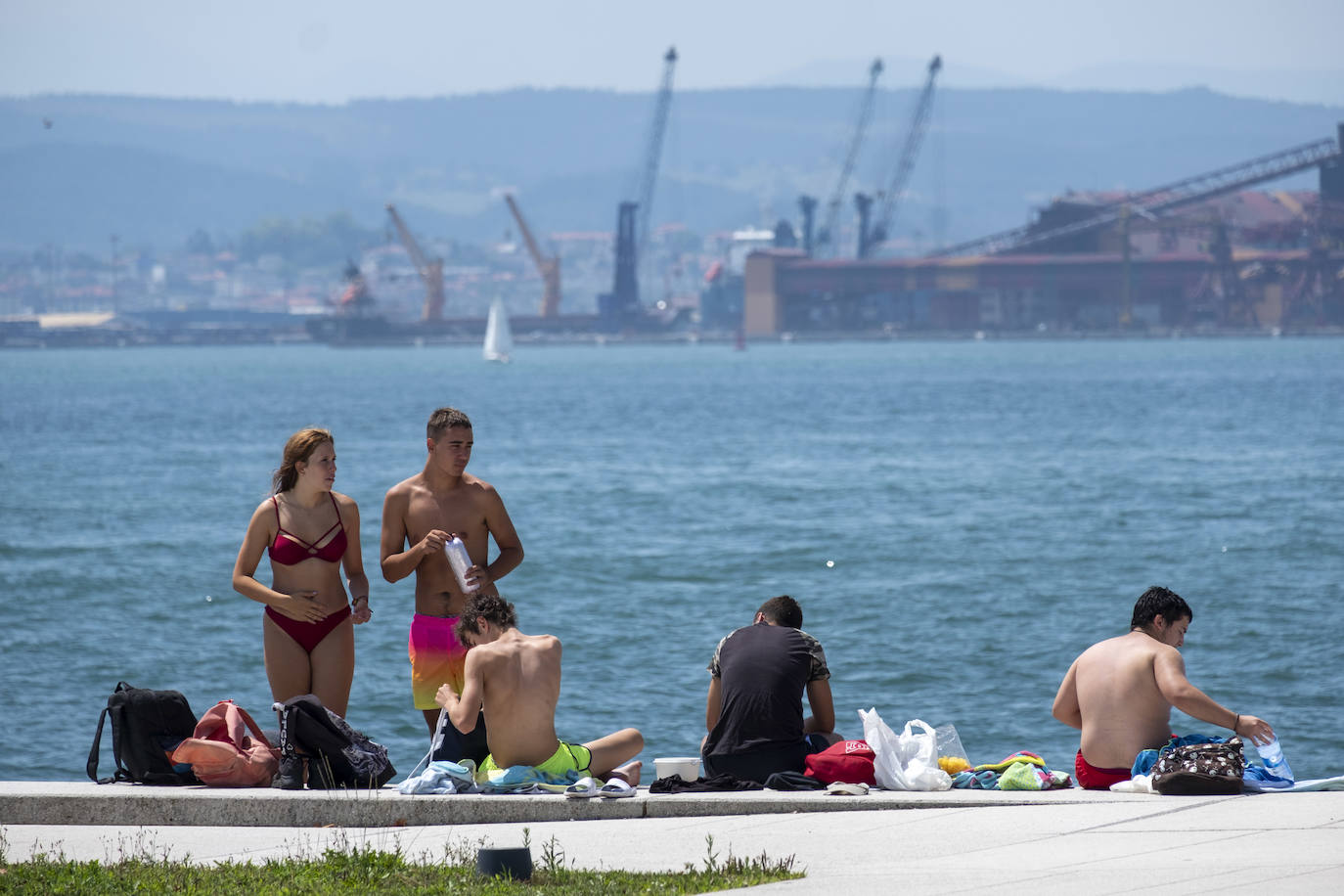 La capital alcanza su récord de calor de este verano con muchos arenales al máximo de ocupación, mientras el sur y el interior de la región sobrepasa los 30 grados 