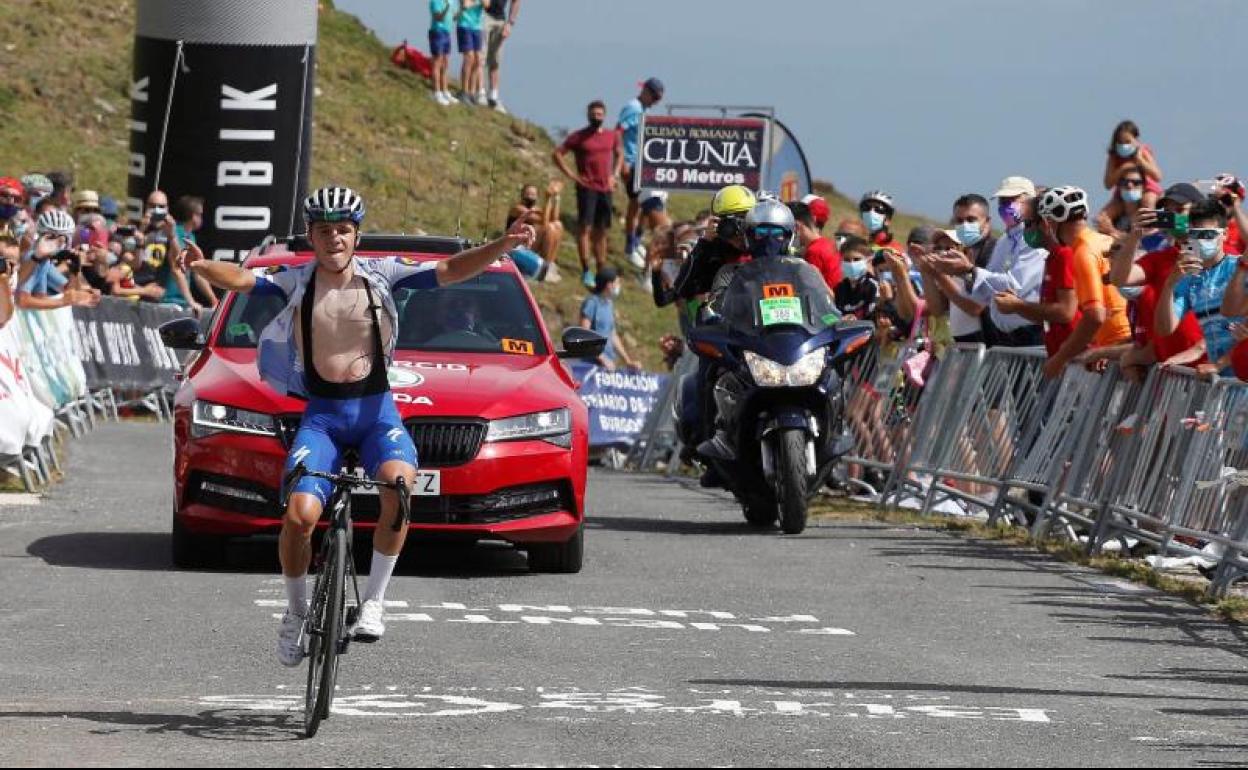 Evenepoel celebra su victoria.