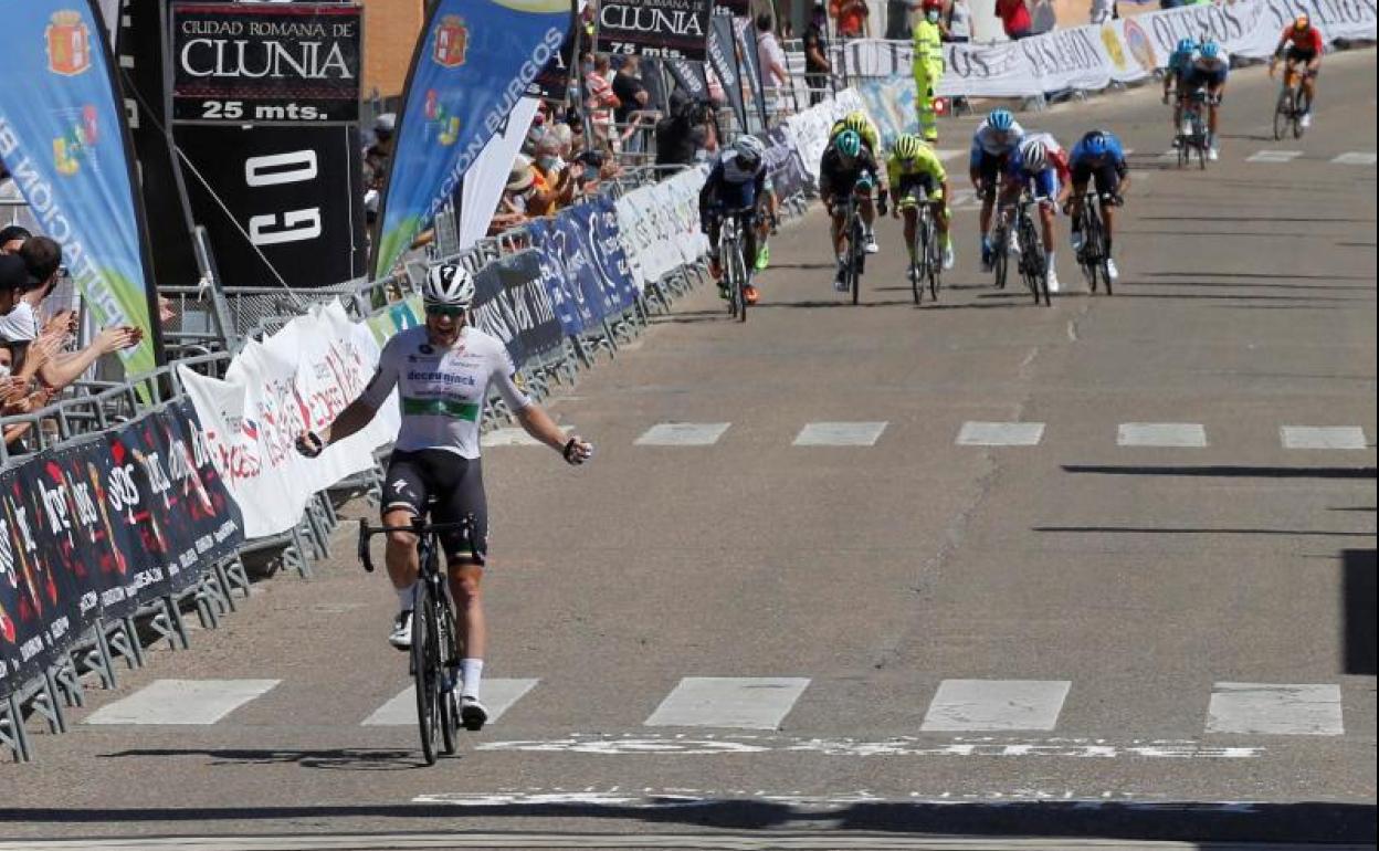 Sam Bennet celebra su victoria en la cuarta etapa de la Vuelta a Burgos.