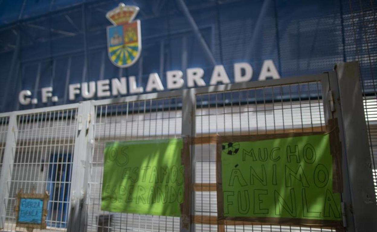 Mensajes de ánimo en el estadio Fernando Torres de Fuenlabrada.