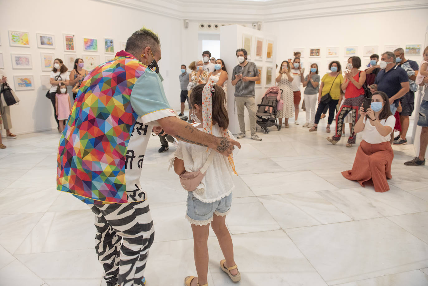 Fotos: El Palacete del Embarcadero acoge &#039;Coloreando Cantabria&#039;, una muestra con dibujos de niños y obras de Okuda