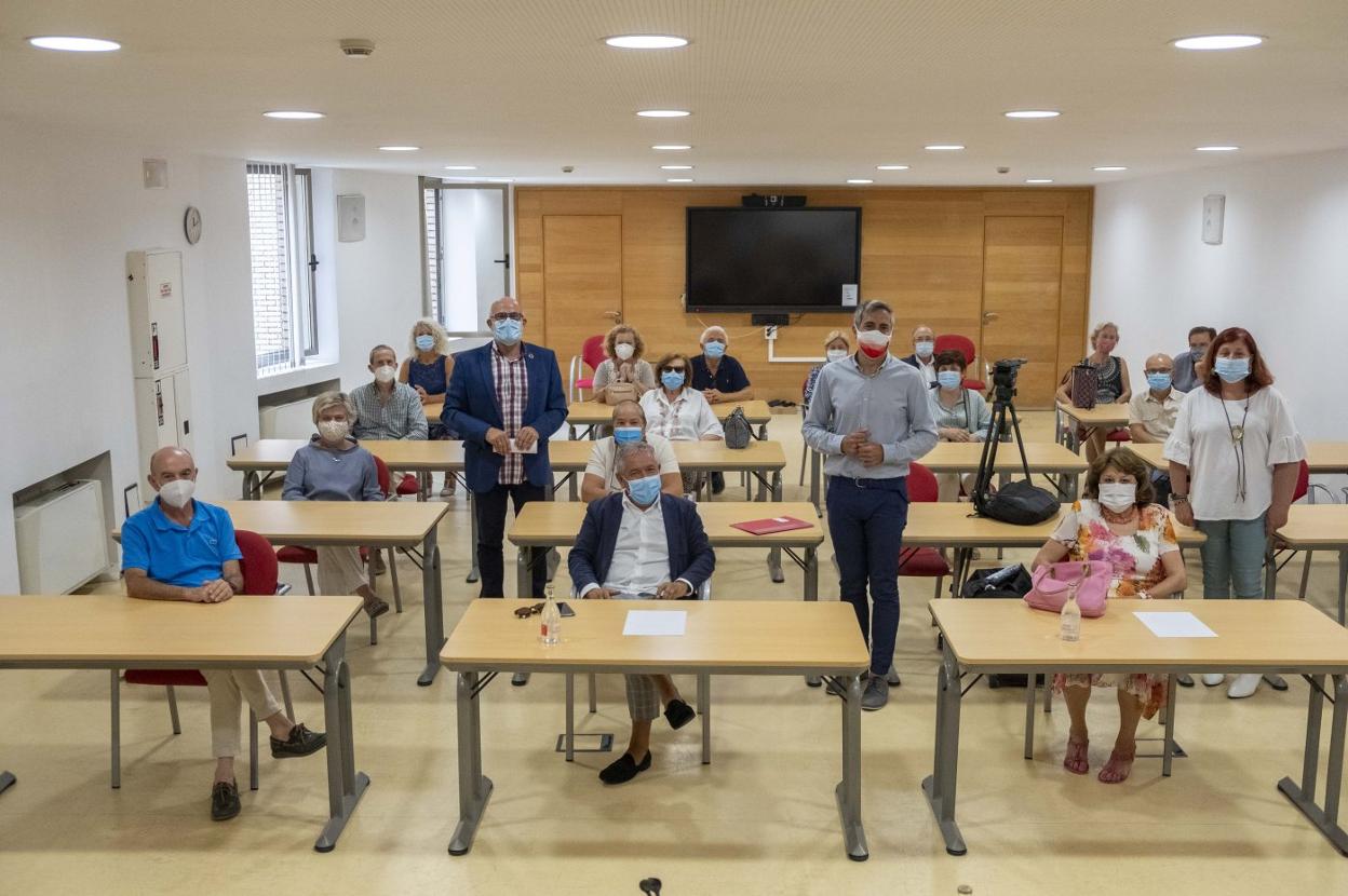Miguel Rodríguez, Pablo Zuloaga y Celia Gómez, de pie, junto a un grupo de voluntarios del 900 612 112. 