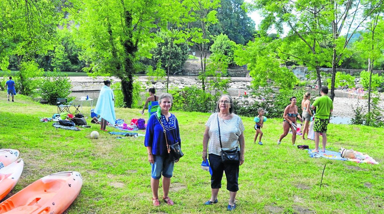 Lolina y Mercedes Martínez, en el entorno de la presa del río Asón. irENE BAJO