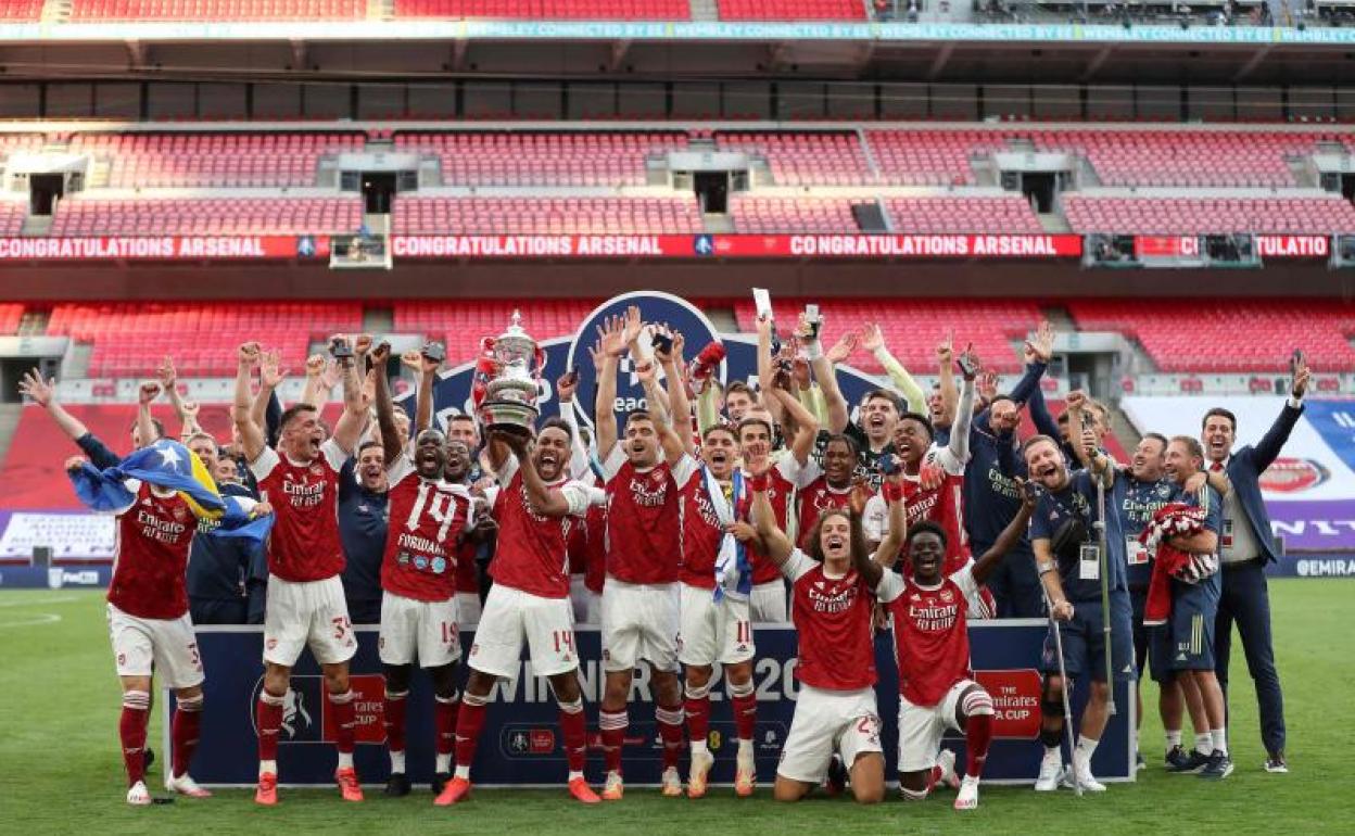 Los jugadores del Arsenal celebran la consecución de la FA Cup.