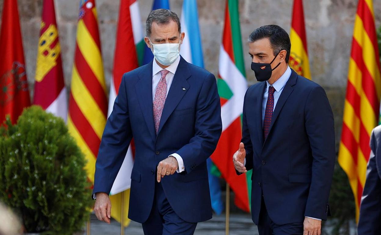 Felipe VI y Pedro Sánchez conversan antes de comenzar la Conferencia de Presidentes celebrada el viernes en el monasterio riojano de San Milán de la Cogolla. 