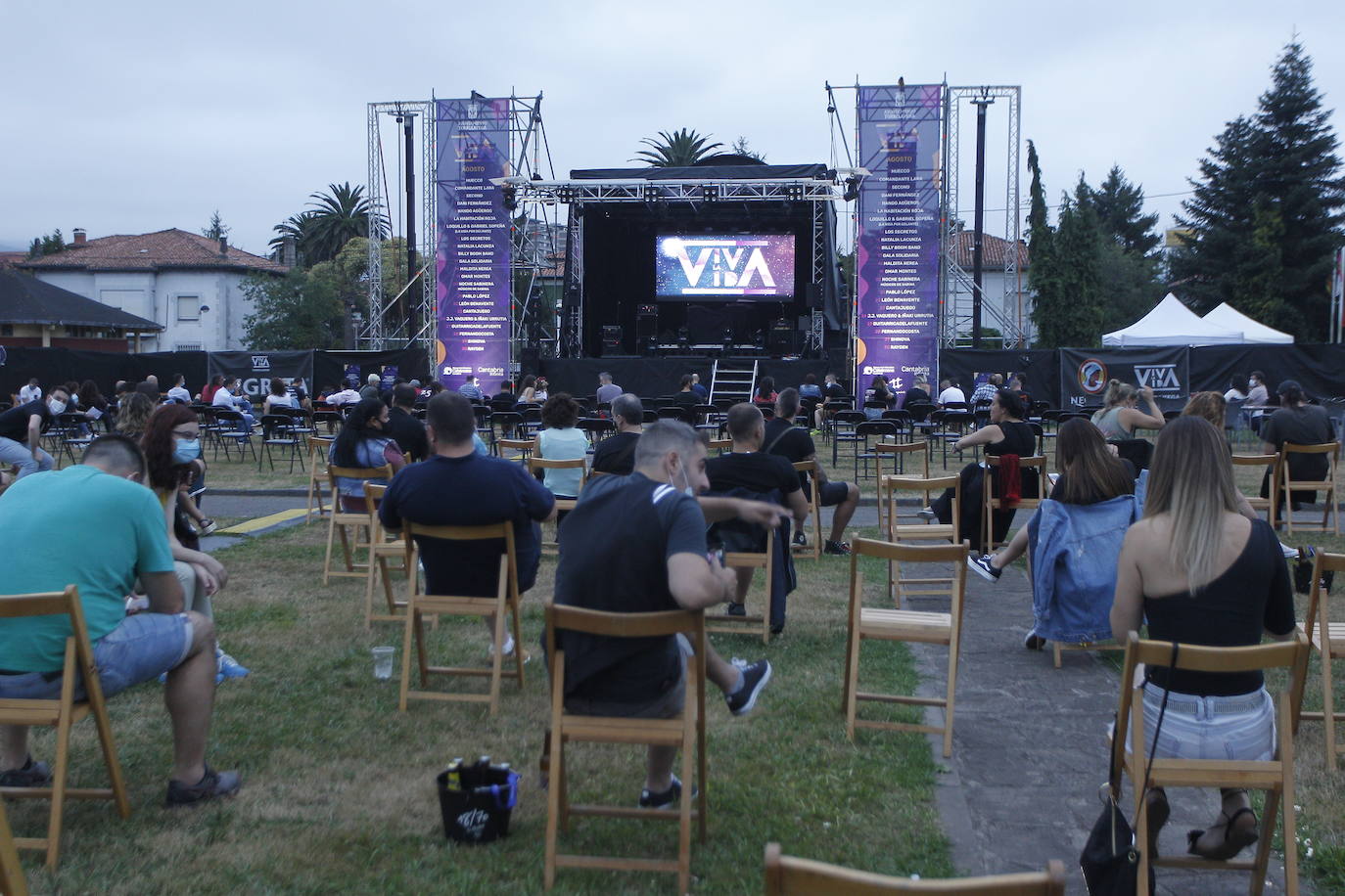 El músico navarro sorprende en el festival 'Viva la vida' con un concierto de treinta y tres canciones y más de dos horas