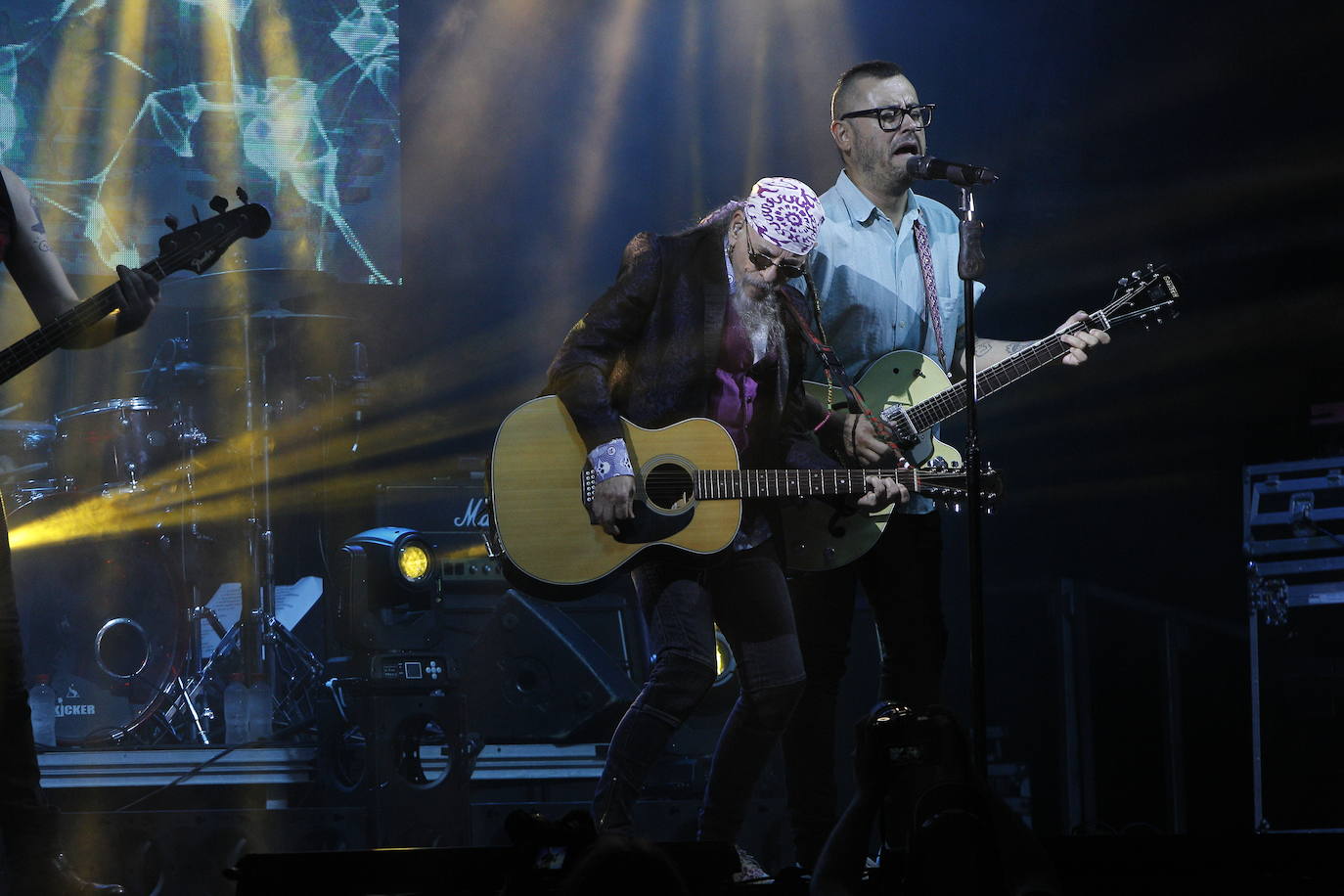 El músico navarro sorprende en el festival 'Viva la vida' con un concierto de treinta y tres canciones y más de dos horas