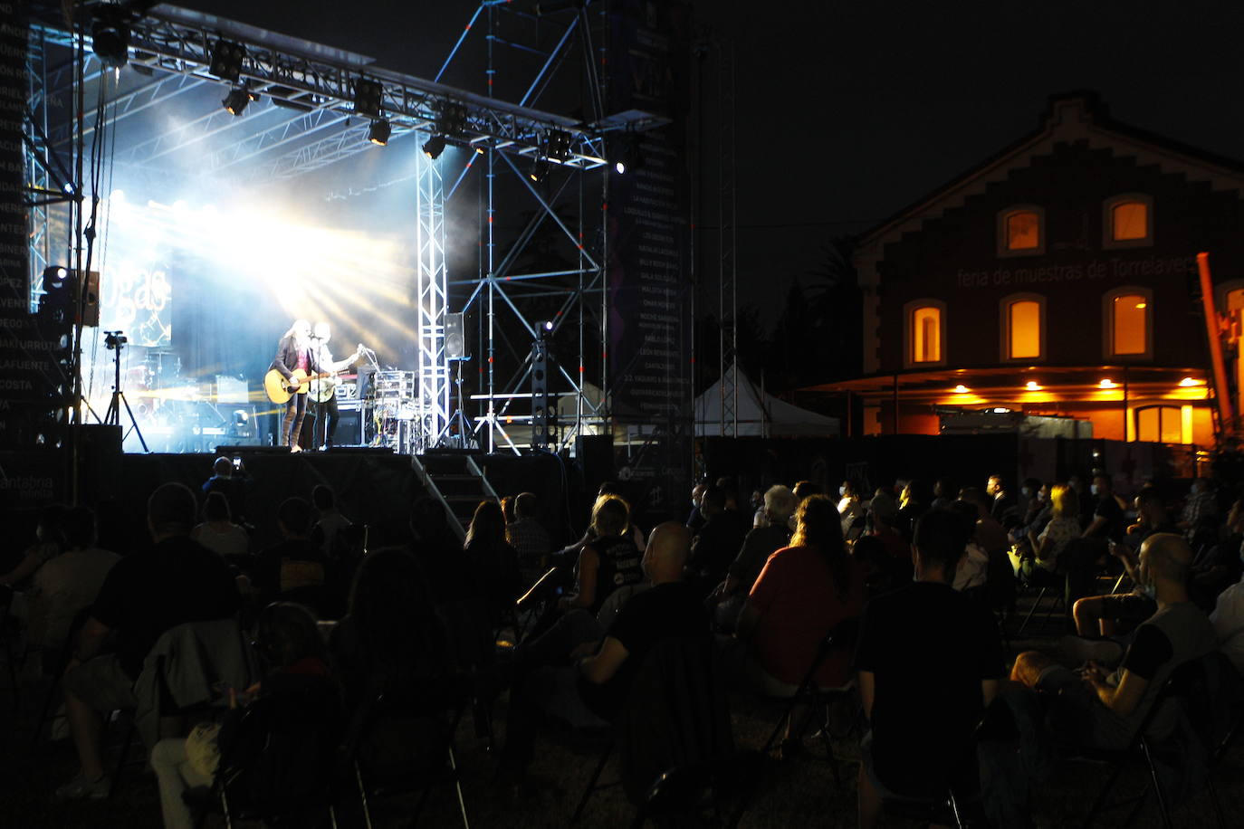 El músico navarro sorprende en el festival 'Viva la vida' con un concierto de treinta y tres canciones y más de dos horas