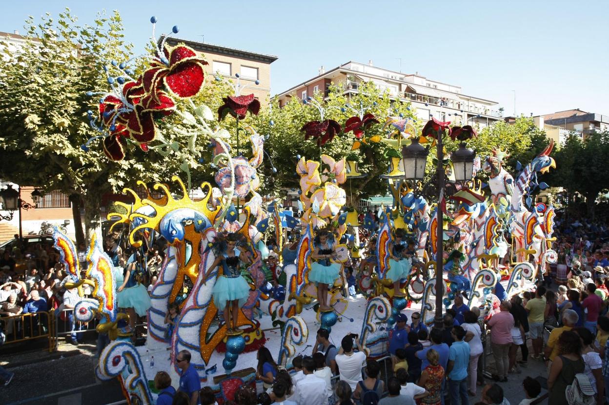 Desfile de carrozas en la Gala Floral de las fiestas de la Virgen Grande en la edición de 2018. luis palomeque