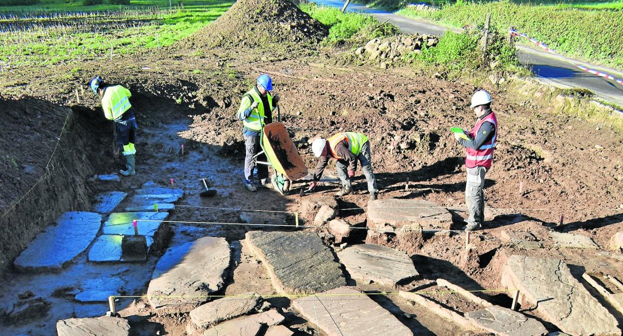 Imagen de los arqueólogos trabajando en la necrópolis medieval de Raicedo. cavia